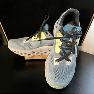 Excellent condition On Running Cloudstratus sneaker - light blue and pale green